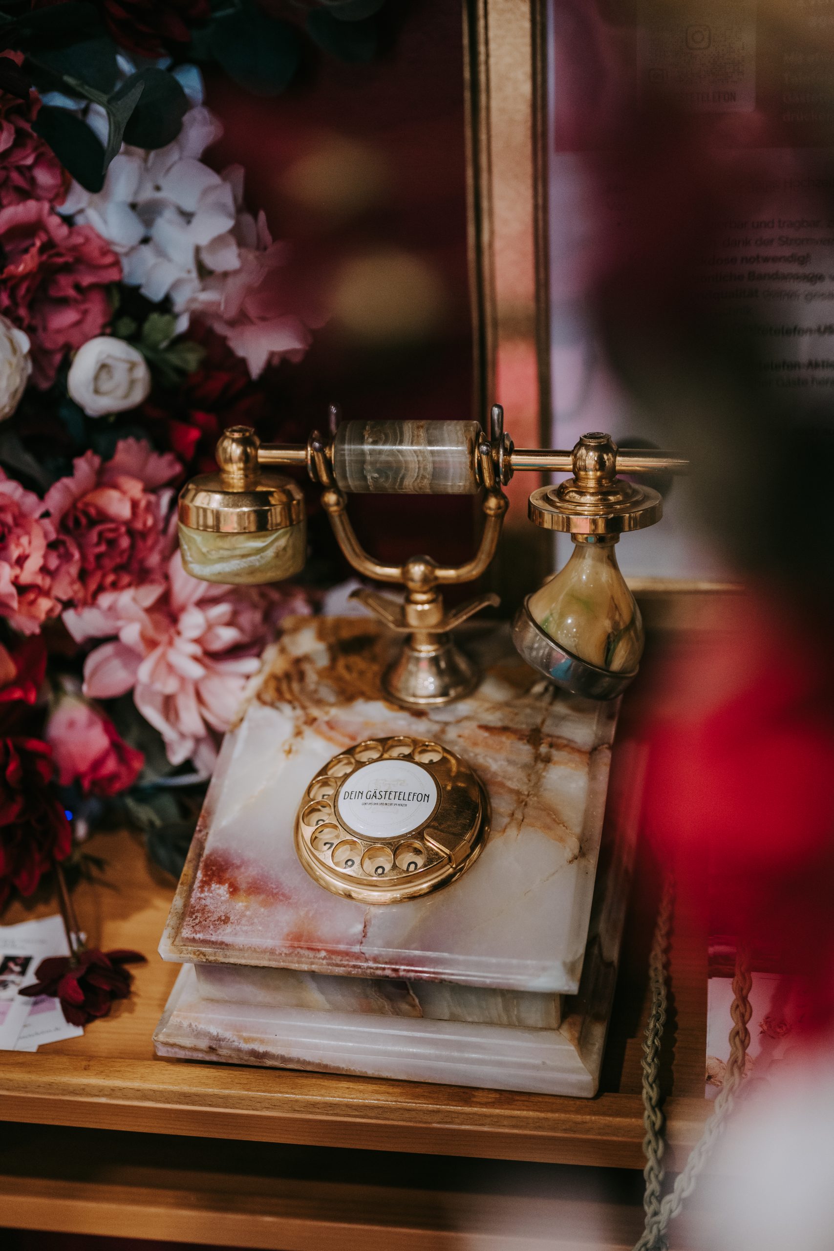 Vintage-Telefon Nobly Rot auf einer Feier