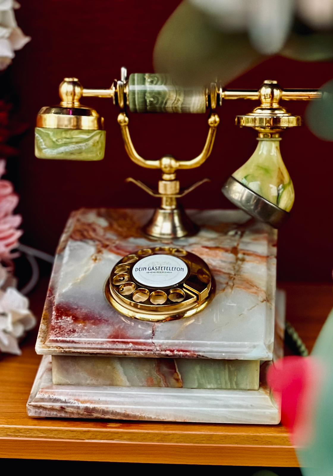 Vintage-Telefon Nobly Rot auf einer Feier