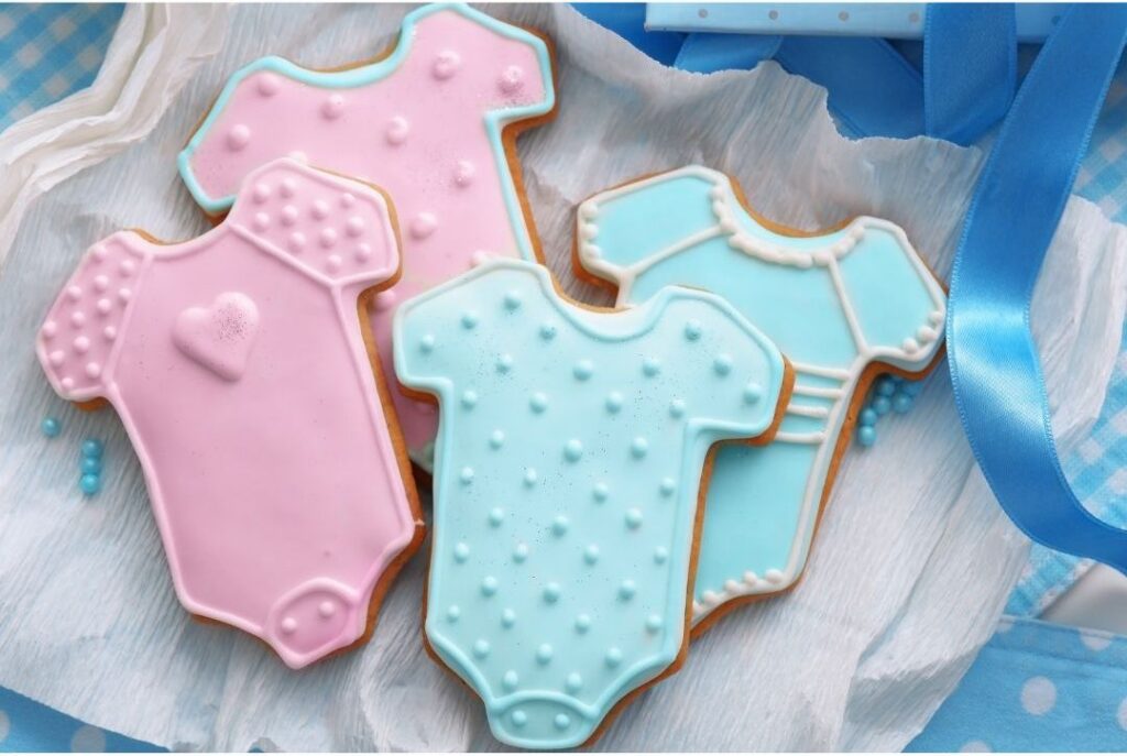 Gebackene Kekse in Babyform auf einem Tisch zur Babyparty