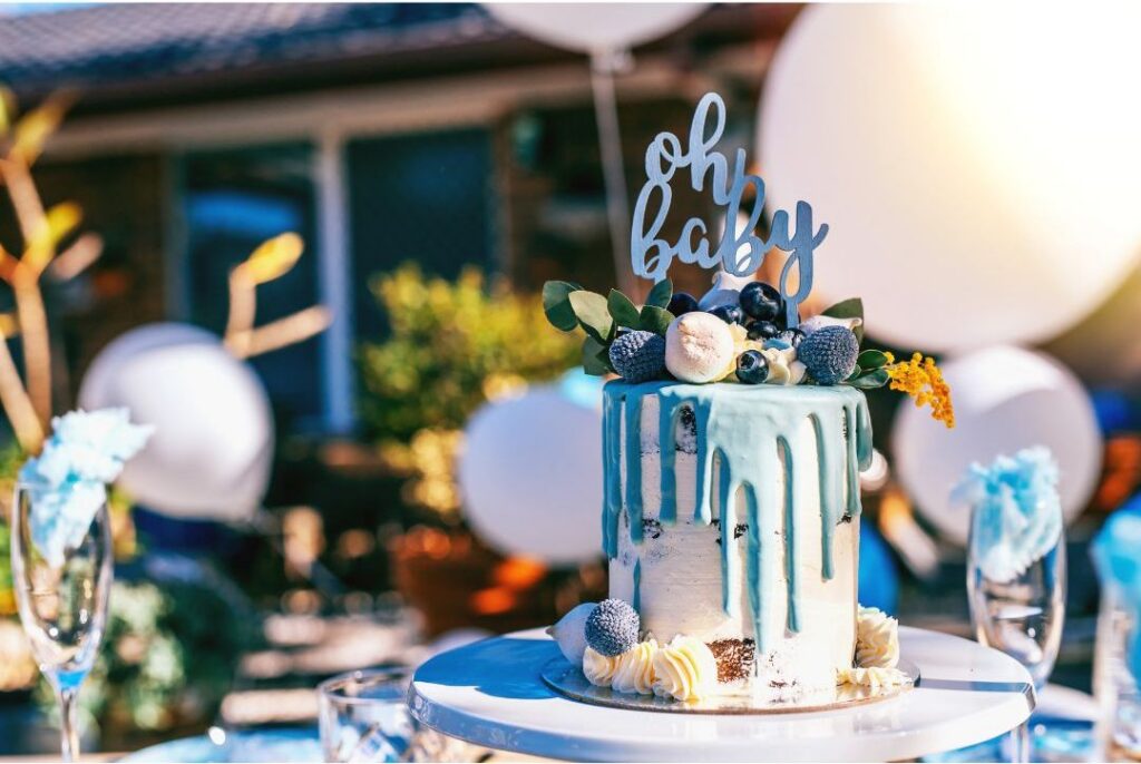 Torte für eine Babyparty im Sommer im Garten