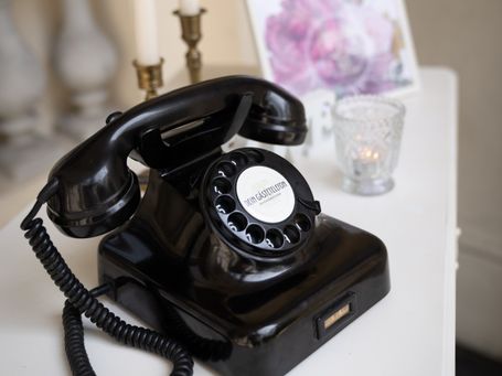 Audio Gästebuch auf einem festlich gedeckten Tisch zwischen Blumen