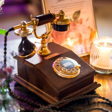 Vintage-Telefon Woody auf einer Feier