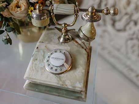 Weißes Vintage-Telefon auf Marmor